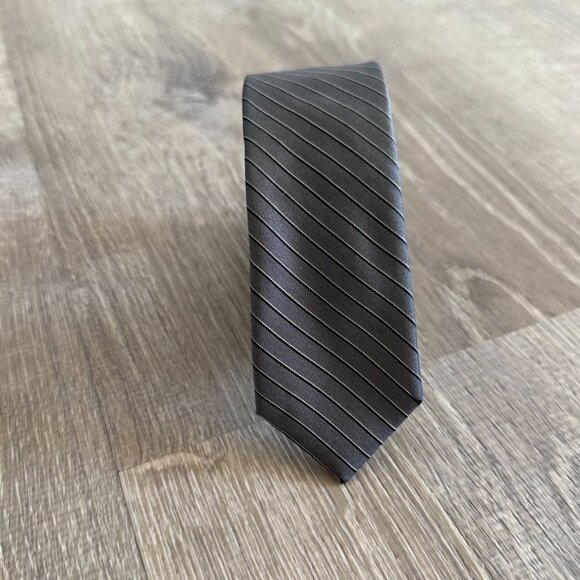 Calvin Klein Men’s Gray/Lavender Extreme Slim 100% Silk Tie with Stripe Accent - Picture 6 of 7